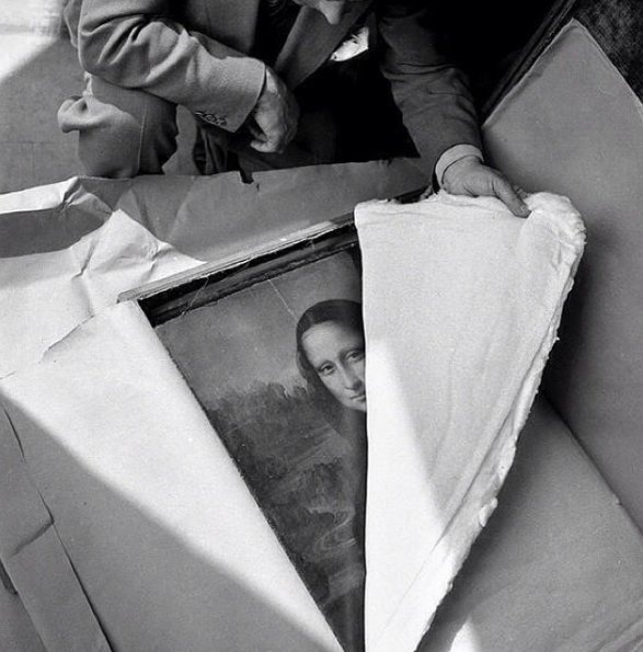 HistoryInPics's tweet photo. Discovering the Mona Lisa, after WW2 https://t.co/PwdzdziKmW