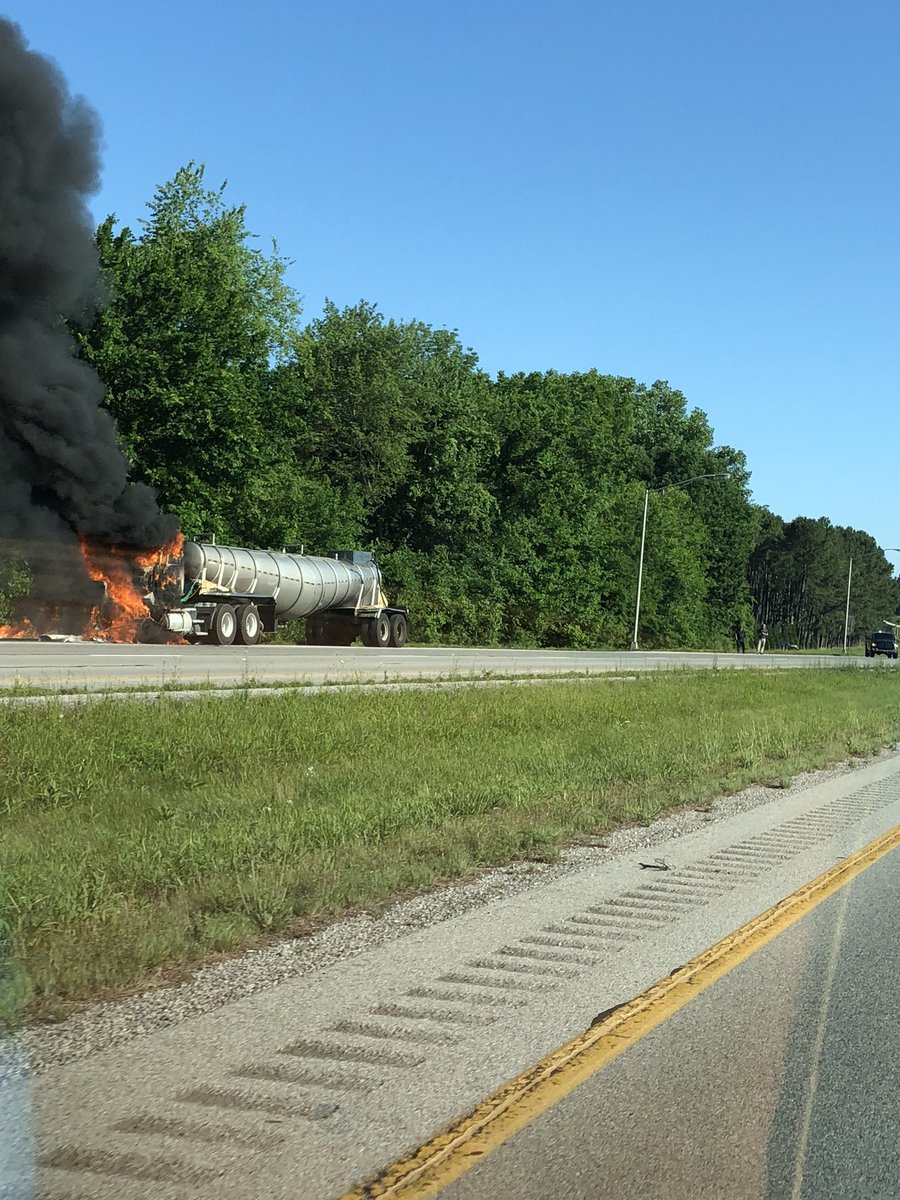 bhigdon226's tweet photo. Semi truck on fire right beside Morgantown rd exit on the Natcher @joeimel https://t.co/x1GwlBQQ5E