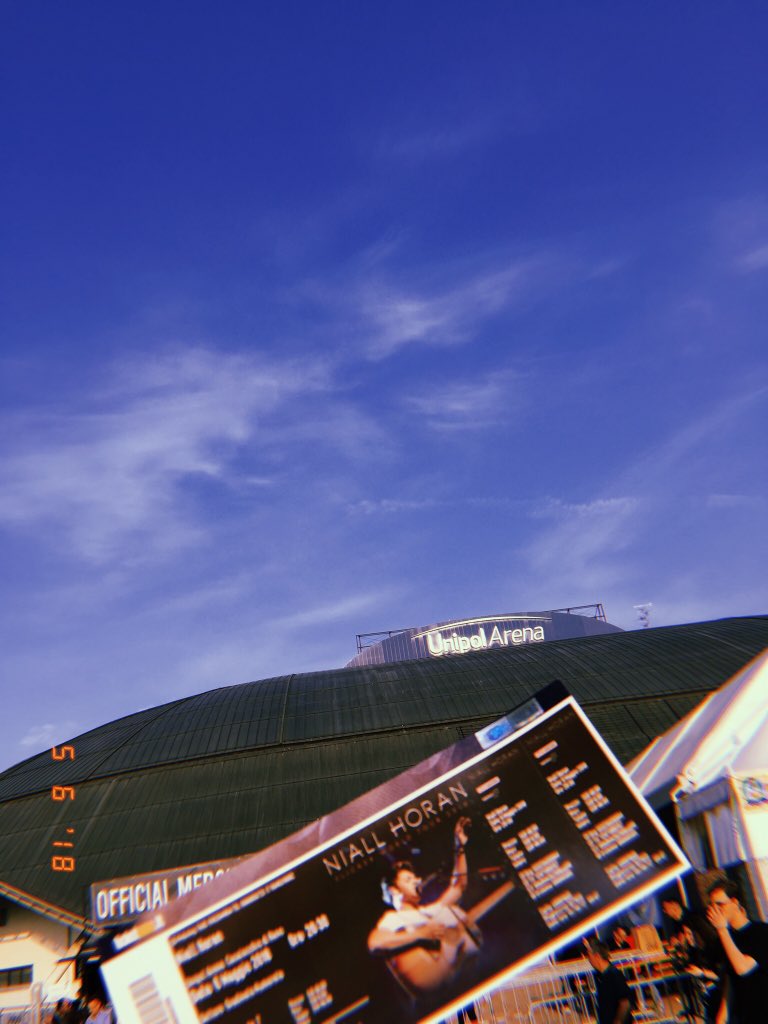 rainbowsofmoons's tweet image. Per ricordarmi che è successo veramente, che dopo otto anni non ho mai smesso di crederci e ci sono riuscita 🌷