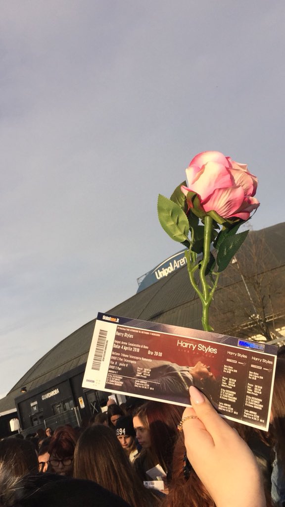 rainbowsofmoons's tweet image. Per ricordarmi che è successo veramente, che dopo otto anni non ho mai smesso di crederci e ci sono riuscita 🌷