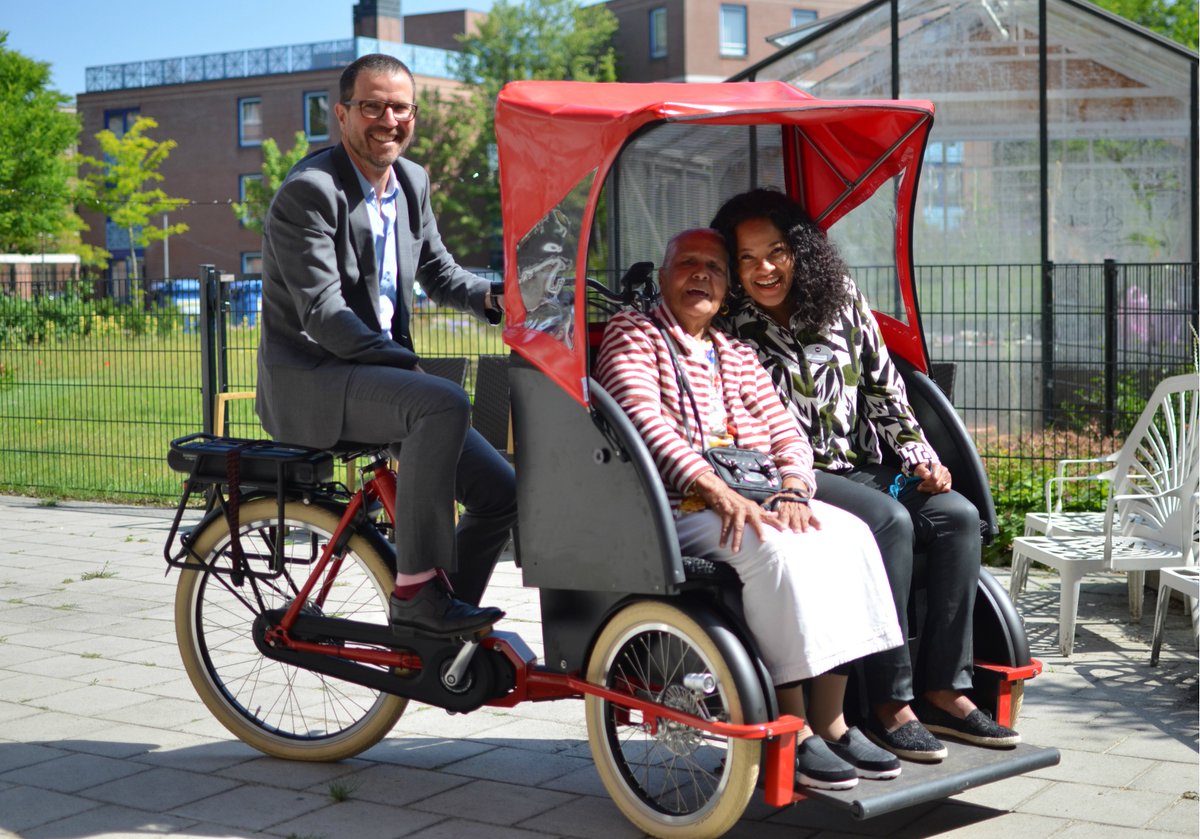 WZHonline's tweet photo. Bewoners en cliënten van WZH Transvaal kunnen vanaf nu heerlijk op stap in een ware fietsriksja! Bedankt @mobmakhaagland en @fietsenallejaren! #feest #naarbuiten #vrijwilligers https://t.co/ke71nbsons https://t.co/CCBe8wMjt6
