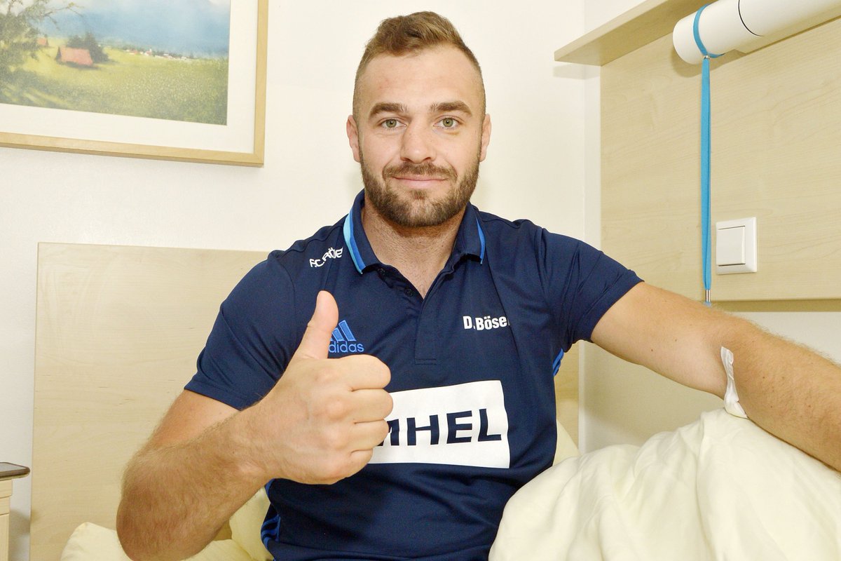 DirkHofmeister's tweet photo. Achillessehnen-Operation gut überstanden. @sesboxing-Profi Dominic #Bösel noch im Krankenbett - mit einem Gruß an EM-Gegner Enrico #Kölling: "In drei Monaten bin ich wieder fit. Dann werde ich gleich gegen Dich boxen"

Mehr Infos https://t.co/xjbvMg3nmS @SportimOsten
#boxen https://t.co/zLGkBXCSUs