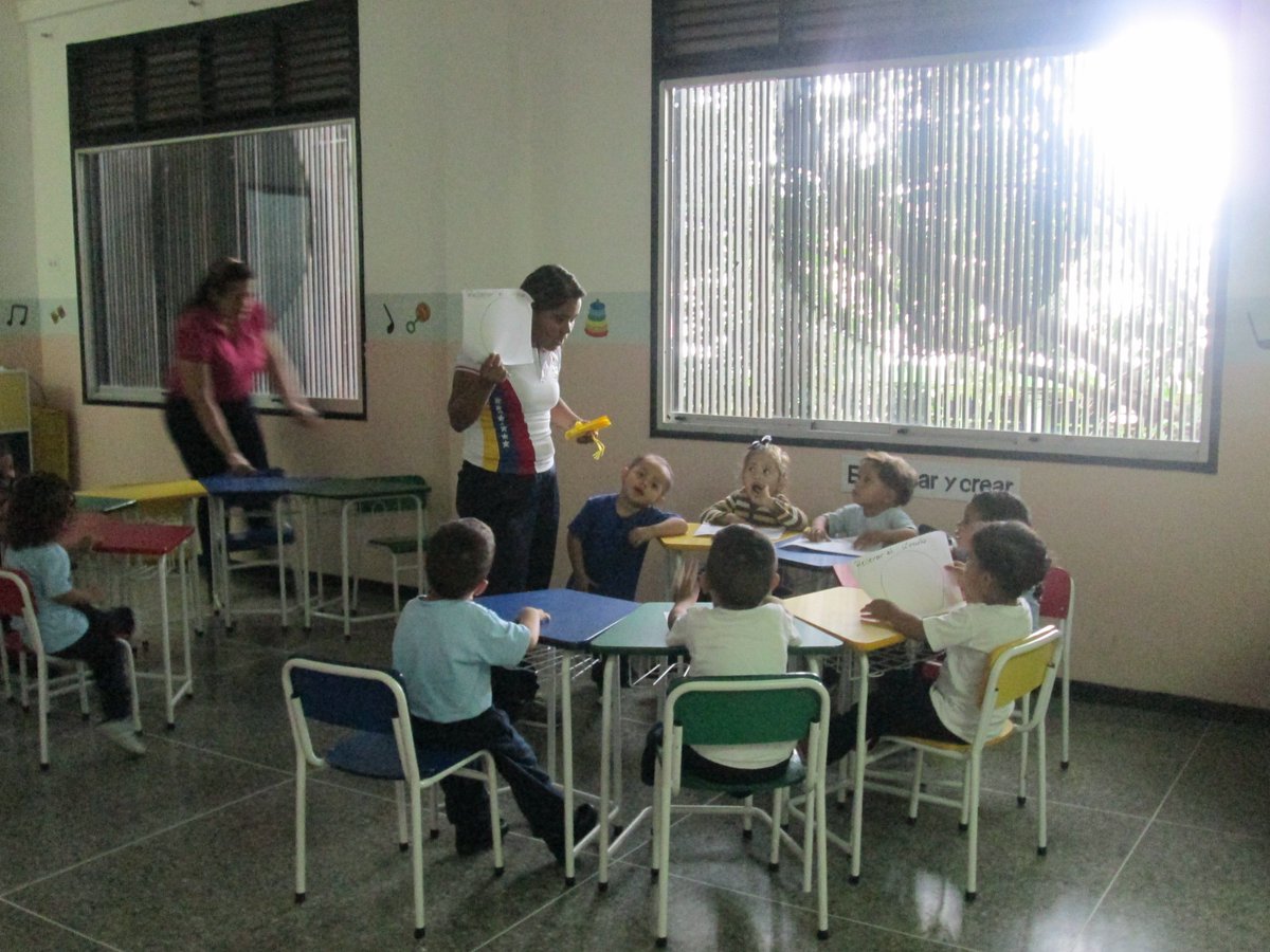 ninosimon_Lara's tweet photo. Contamos con 16 Centros de Educación Inicial, impartiendo una educación de calidad y gratuita a más de 1700 niños y niñas del estado Lara. #OEAVenezuelaSeRespeta @NicolasMaduro @DPresidencia https://t.co/Puv6DEDJLc
