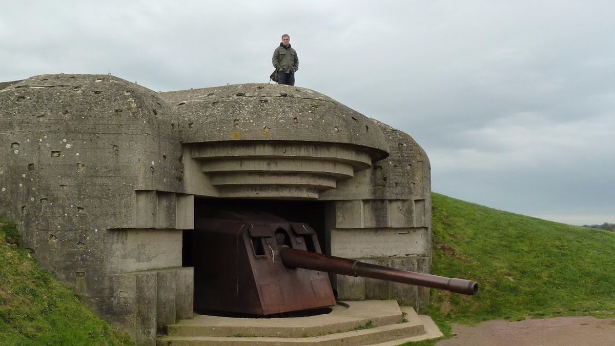 Pasbreda's tweet photo. 8 jaar terug ben ik naar Normandië gegaan om met eigen ogen te zien wat er vandaag 74 jaar geleden is gebeurd. De grootste militaire operatie die de wereld veranderden. #DDay #6Juin #BatterieAllemande  #CollevilleSurMer #OmahaBeach #Arromanches #SaintMereEglise #PointDuHoc #2ndWW https://t.co/Ms1Ebzy7jS