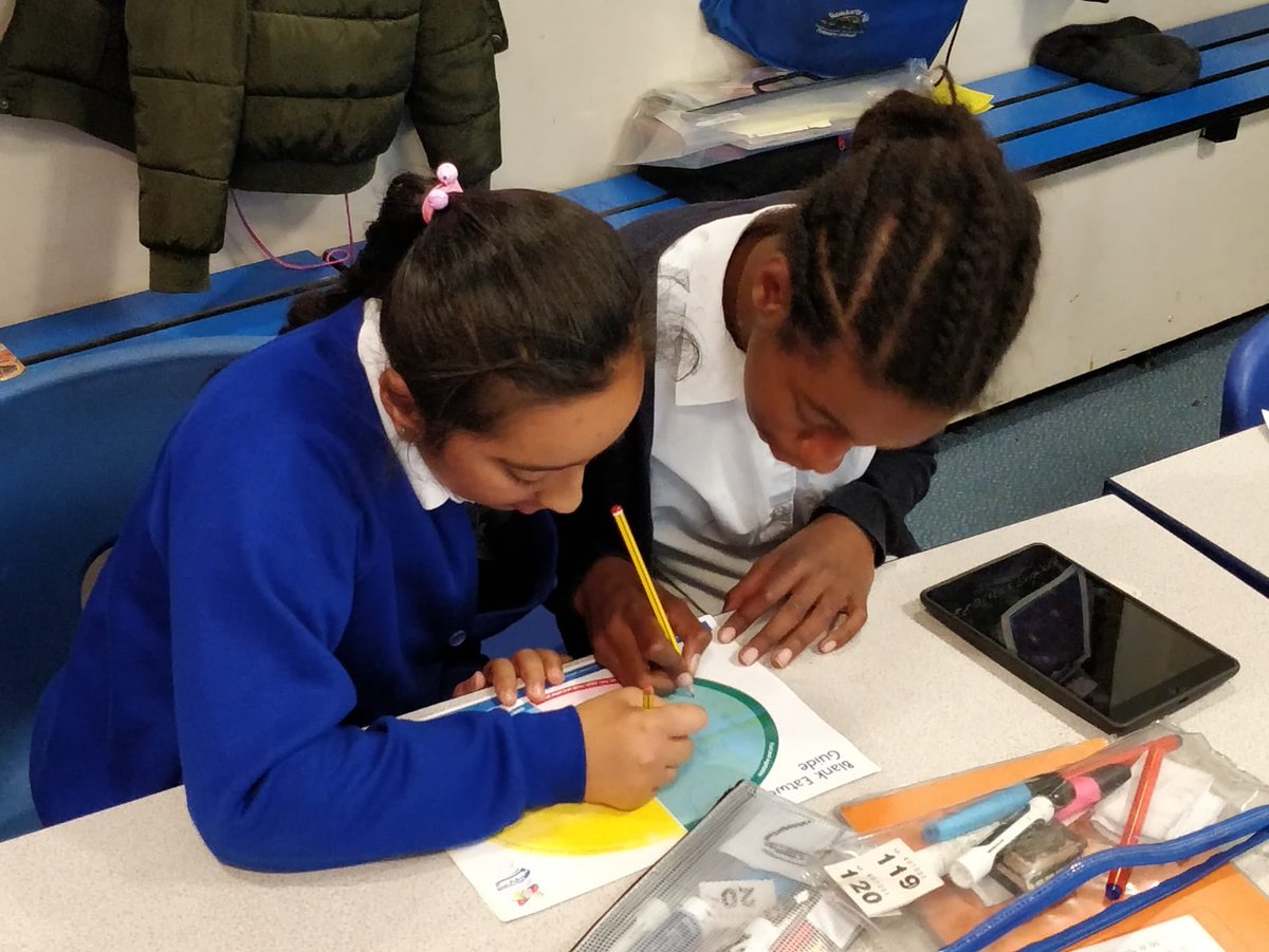 Rowlatts_TMET's tweet photo. Year 5 learning about how to eat healthily #RHPHSE #HealthyEating #EatLikeAChamp https://t.co/oxrHIIgDaC