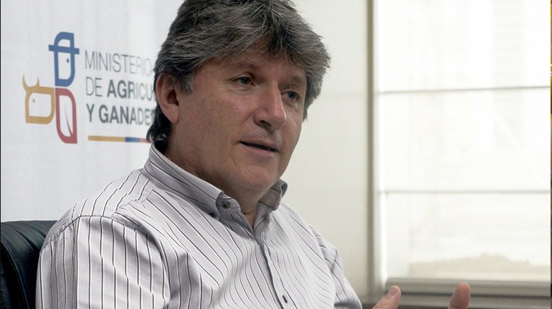 ecuavisa's tweet photo. Ministro de Agricultura, #RubénFlores, deberá explicar al Pleno de la #AsambleaNacional las aseveraciones sobre el pago millonario por puestos de ministros. Más información ➡ https://t.co/q49KQmJIEj https://t.co/V46qCz18uX