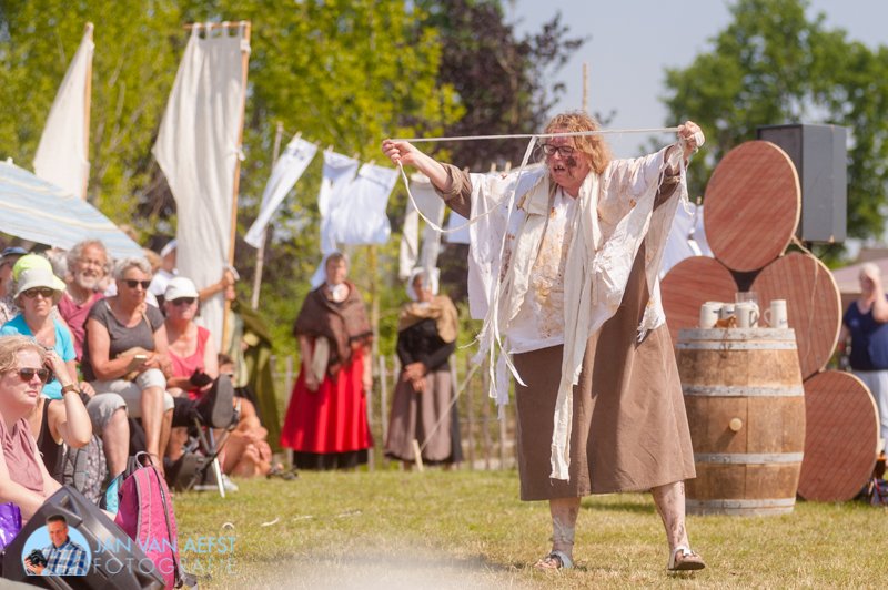 Aanvang 15.00 uur, entree € 6,- . Kaarten via theaterlangsdeijssel.nl of op de locatie aan Kloosterallee 3 bij Oene..De voorstelling wordt ook gespeeld op 23 juni om 11.00 en 15.00 uur.