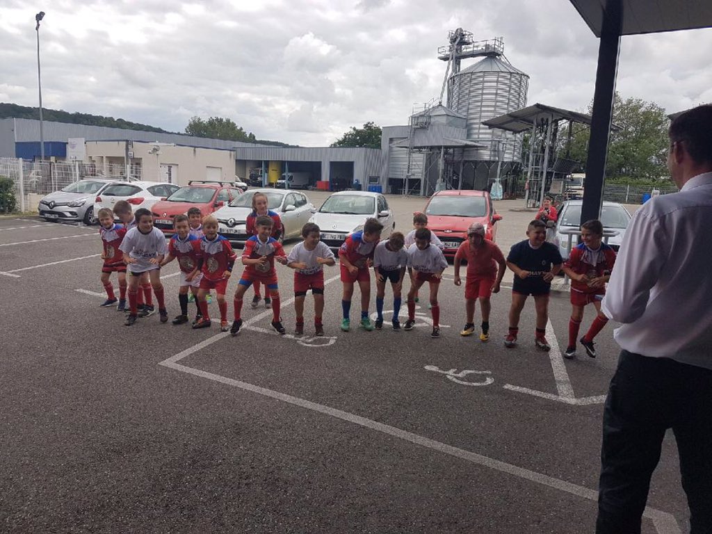Fredpechavy's tweet photo. @agen_rugby @top14rugby @pechavd @CarinePechavy 🚨#Mignonnerie Toute l'équipe des U10 du @passagedagen victorieuse du #ChallengePechavy est venue présenter aux équipes de #PECHAVY leur #Haka        Merci pour ce beau moment😳👏👍. Rendez-vous pris à #Armandie pour la saison prochaine. https://t.co/Uo3WTY54YO