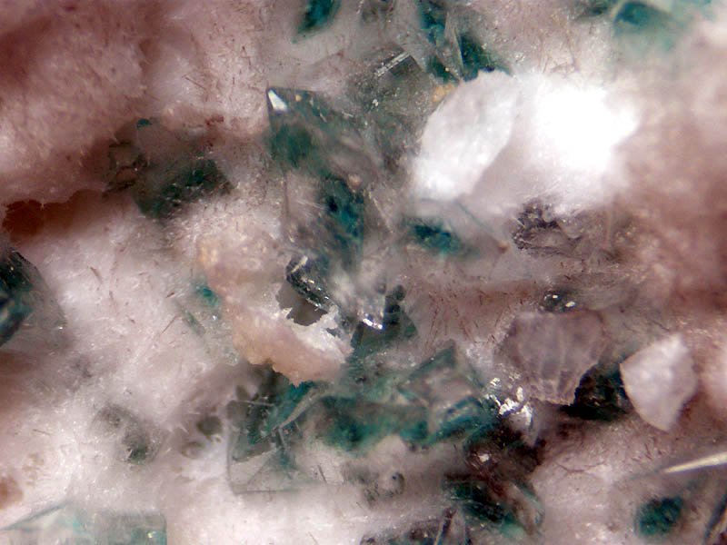 □沼野石-Numanoite-岡山県の布賀鉱山にて発見し、2005年に晴れてIMA