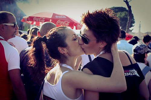 Quindi bisogna scegliere se difendere i diritti degli operai, del "popolo" cosiddetto, oppure quelli dei gay, degli immigrati, delle donne? Ho provato a rispondere qui: francescocosta.net/2018/06/06/sin…