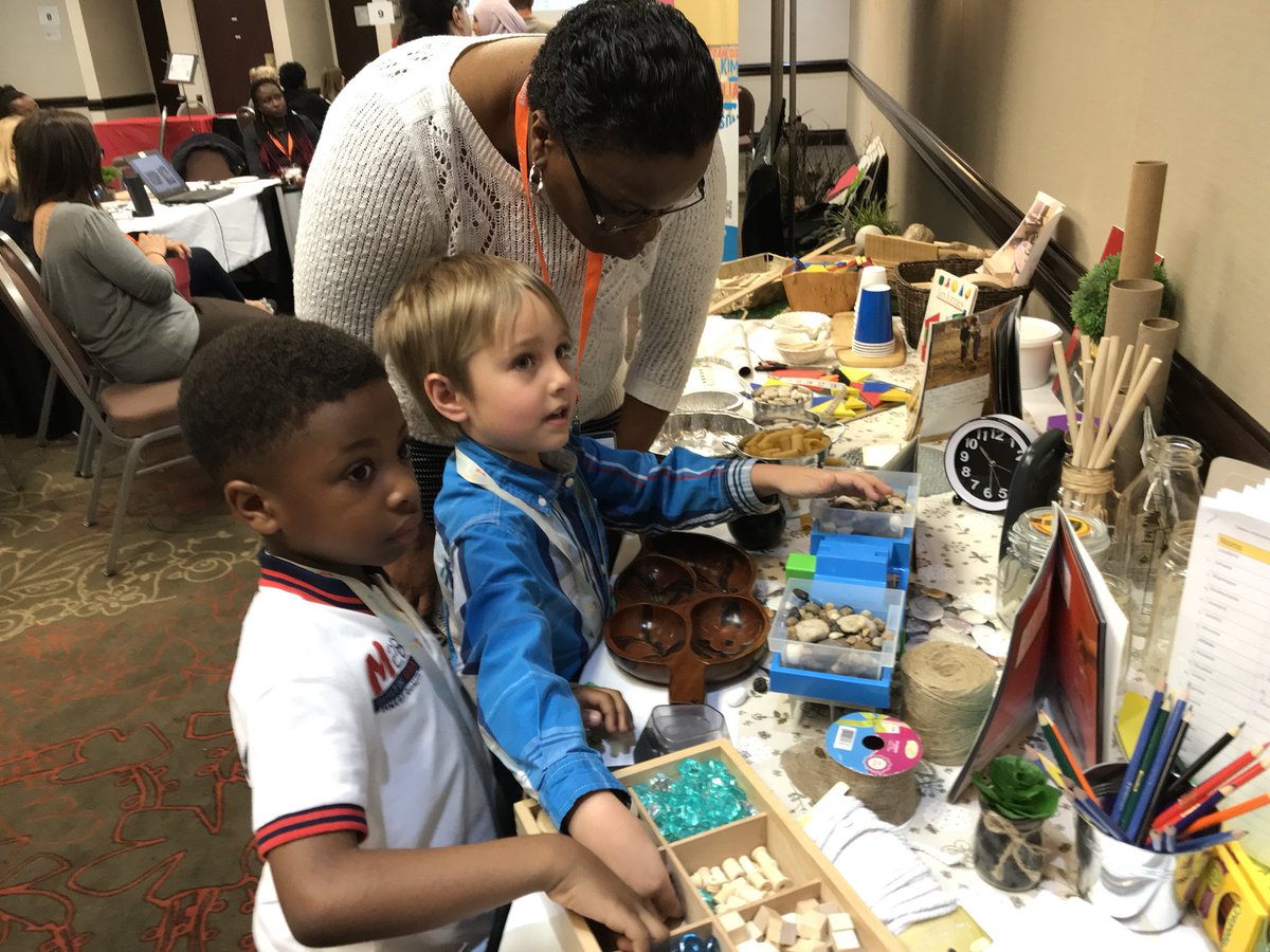 mmj_csviamonde's tweet photo. Les enfants manipulent le matériel et travaillent les concepts en mesure et géométrie!  #foireip21 #Viamonde21 https://t.co/2mNyxIqt7Q