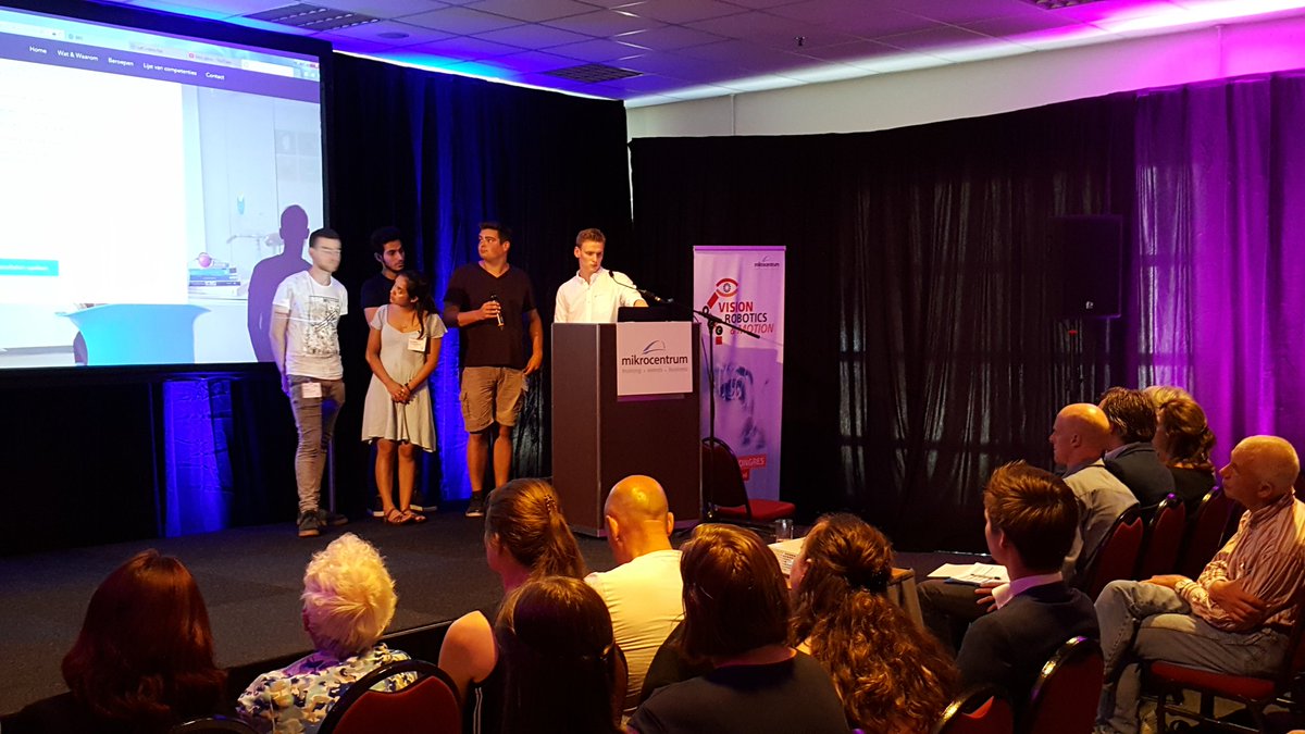 Studententeam wordt tijdens finale @BrabantRobotCallenge door de jury ondervraagd. Hun resultaat: EyeCareer, Internettool waarop zorgprofessionals kunnen zien wat er in hun werk  kan gaan veranderen door robots. Provincie NB bedankt het team van harte!