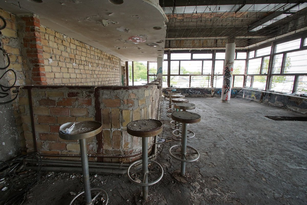 Potsdams OB zweifelt, dass die Bürger das "Minsk" überhaupt erhalten  wollen. "Das bringt die Stadt nicht in Wallung", sagt er. Mit der knappsten Mehrheit einer Stimme wurde der Abriss aber gerade vorerst verhindert. #potsdam #minsk #ostmoderne <a href="/maz_online/">Märkische Allgemeine</a> maz-online.de/Lokales/Potsda…