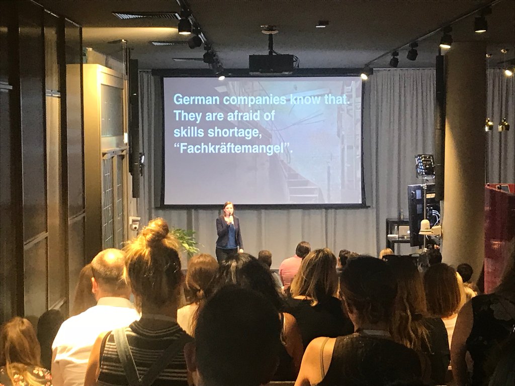 Setting false expectations makes attracting and retaining great talent impossible. #TrueCommunication works inside and outside the organization! 

<a href="/ihoelt/">ihoelt</a> at #DisruptHRBerlin
