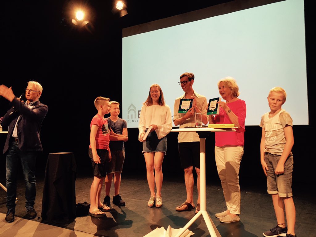 Trots op alle 7de-groepers uit Bodegraven-Reeuwijk die meeschreven aan het superdikke boek 'Durven Dromen'. Vanavond werd het gepresenteerd in het bijzijn van dorpsgenoten Vivian den Hollander, Annelie Cluistra en Simon van der Geest. #kunstindeklas #tofproject #zzp