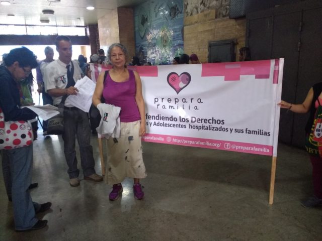 AccionSolidaria's tweet photo. Luis Ugas, es esposo de una mujer venezolana que requiere de tratamiento urgente para el cáncer que rápidamente comienza a acabar con su salud 

Conoce aquí la historia de la señora Elizabeth https://t.co/BblwriE17u 

#EmergenciaHumanitaria https://t.co/v0Obk744cT