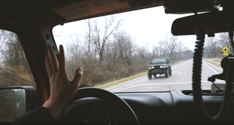 Jalopnik's tweet image. The Jeep wave is a lie jalo.ps/XnIW94Q