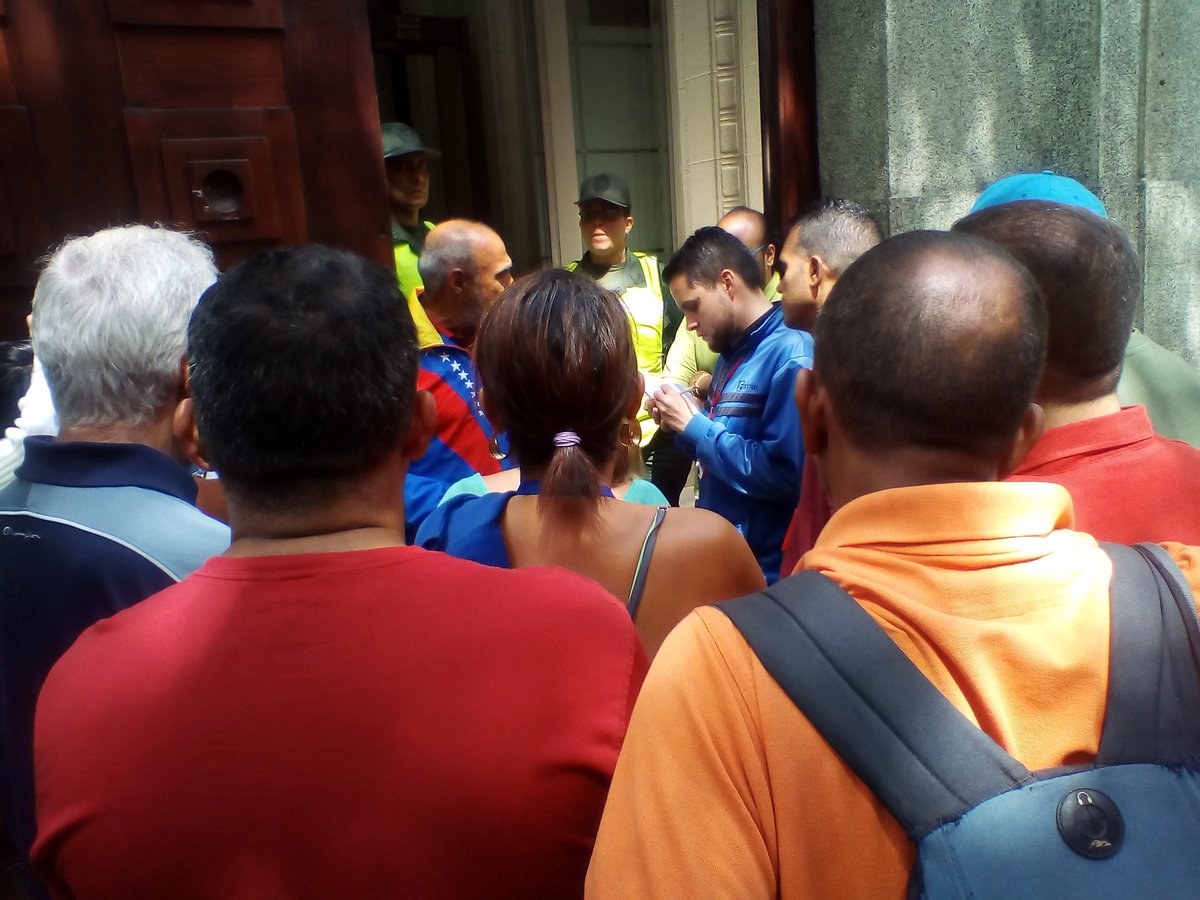 SSuazaP's tweet photo. Ahora en Vicepresidencia esperando respuesta @NicolasMaduro @TareckPSUV @ViceVenezuela @FtuvDocente @hugbelpsuv https://t.co/0tsrScVEmD