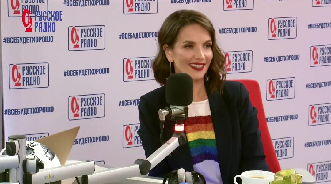 En un país que se condena fervientemente la homosexualidad, Natalia Oreiro cayó con la bandera de la diversidad estampada en una remera.
No sé que estamos esperando para nombrarla Hembra Alfa de la República Oriental del Uruguay.
3.000.000 de "No comemos con nadie"