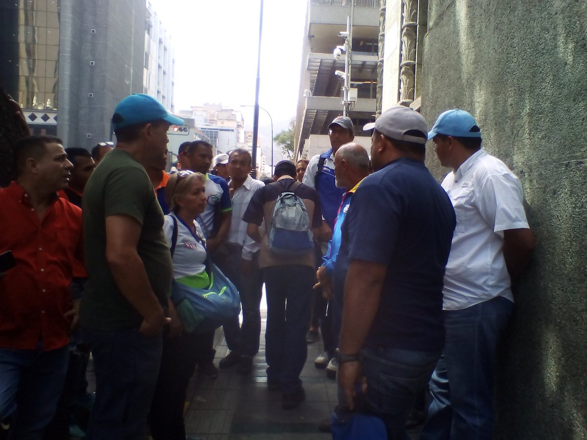 SSuazaP's tweet photo. Ahora en Vicepresidencia esperando respuesta @NicolasMaduro @TareckPSUV @ViceVenezuela @FtuvDocente @hugbelpsuv https://t.co/0tsrScVEmD