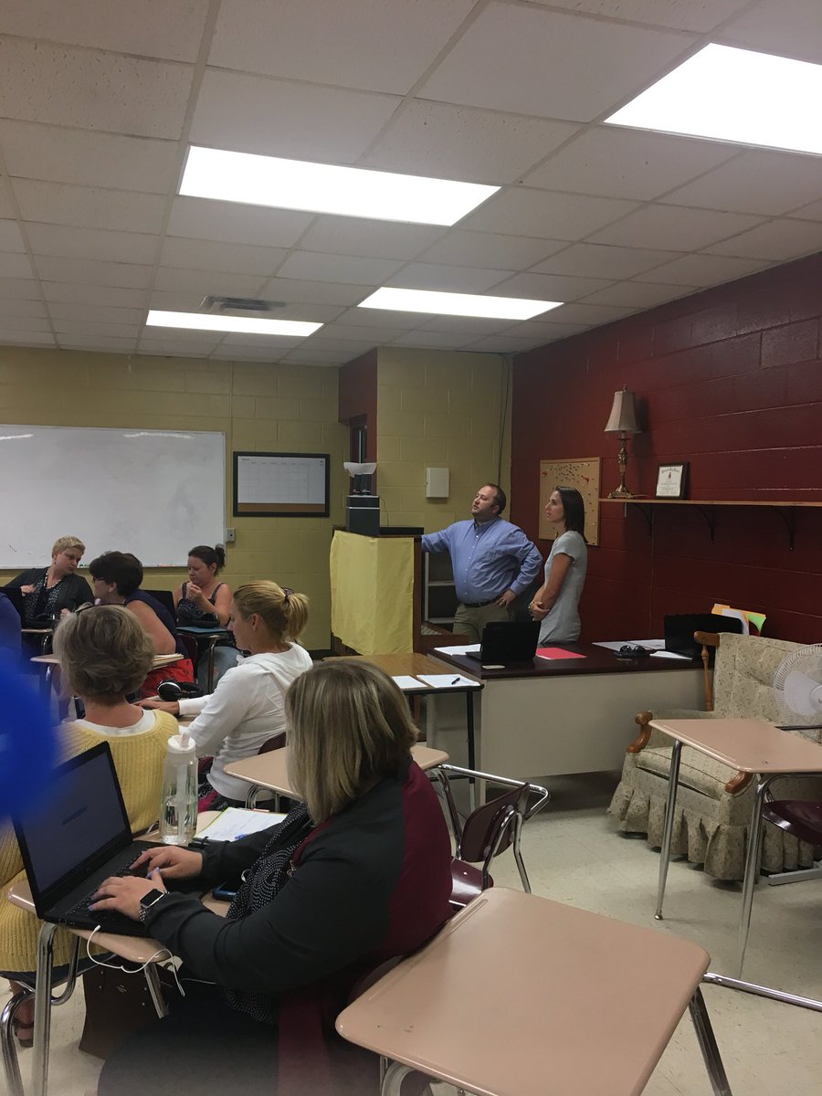 techiecherri's tweet photo. Learning more about@Nearpod with @TechCoachMrB @BransfordSarah #RuCoShift https://t.co/Mijm4Rmamc