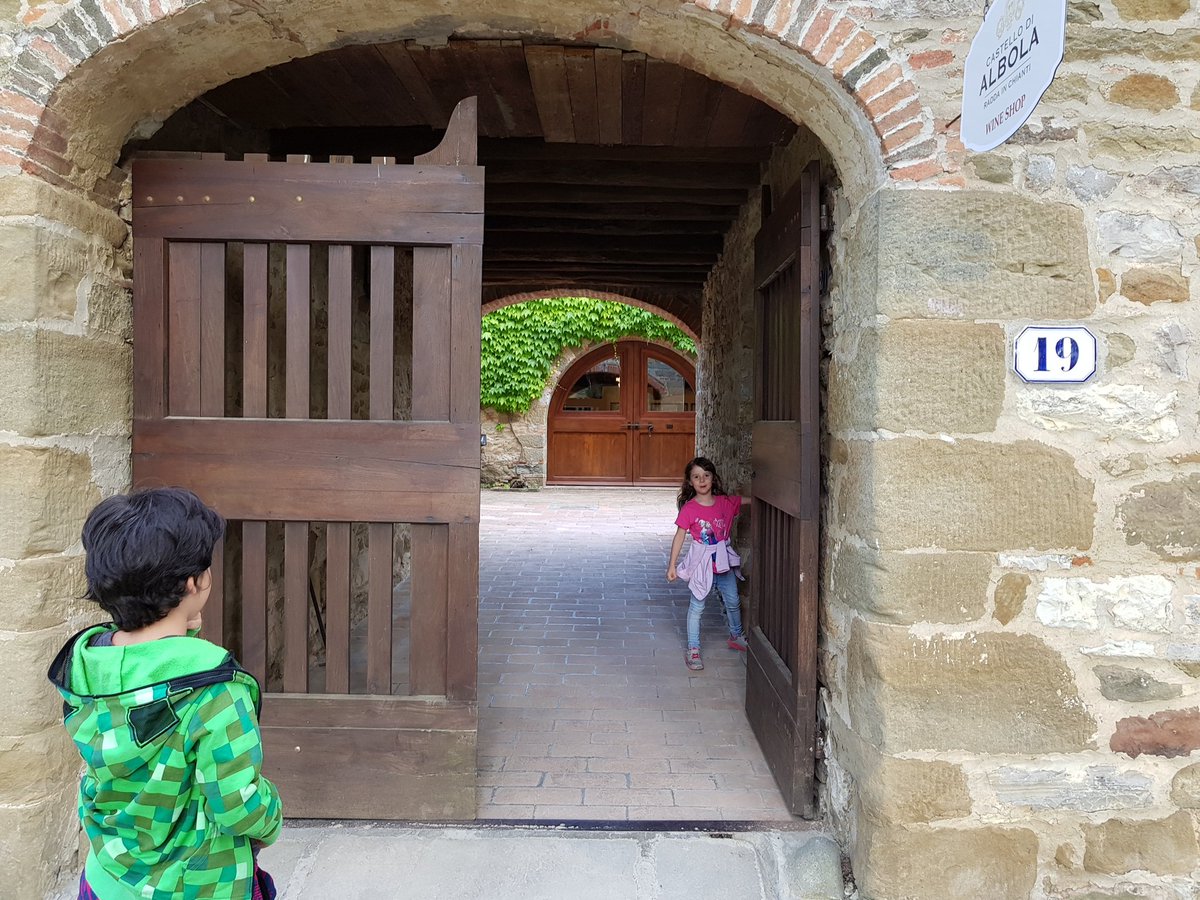 silvia_lonardo's tweet photo. Stasera si cena al castello d'Albola. Ex fortificazione medievale, ora tenuta vinicola
#vacanceselect #glamping #campeggiodilusso #castellodialbola https://t.co/i3jUo61h5W