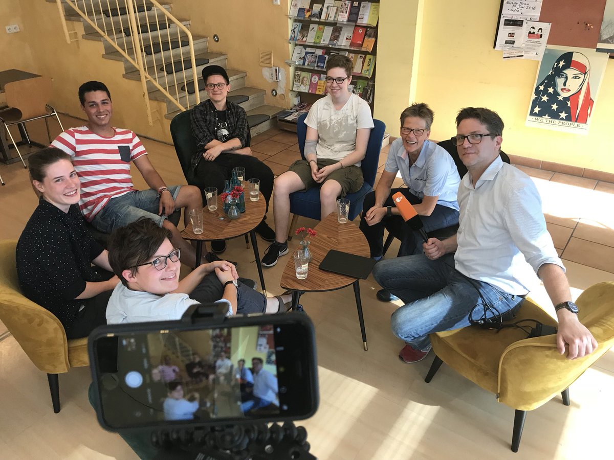 miriamsteimer's tweet photo. Was halten Schüler*innen und Aktivist*innen der #LGBTGI*-Szene vom Gendersternchen? Dreh für das @heutejournal #mojo #mobilereporting https://t.co/bKtU7gOFlP