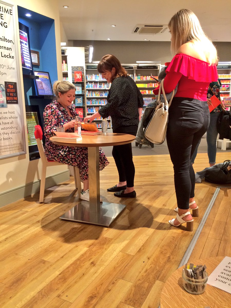 JenRHarlow's tweet image. Huge signing queue after another amazing event with @bryony_gordon! 👏🎉 so much love for #eatdrinkrun tonight at @waterstonesl1!