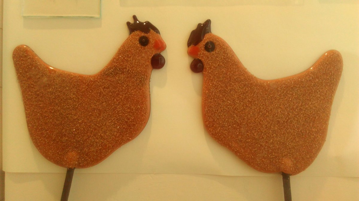 KerswellCreati1's tweet photo. #kerswellcreations #fusedglass #art #bespoke #kilnfired #Worcestershire #craft #handmade #glassfusing #glassart #frit #system96 #colourful #suncatcher #artist #gallery #studio #facebook #Etsy #eBay #handmadehour #hen #chickens
https://t.co/RYRcNfP0V7 https://t.co/EaNCjav30S