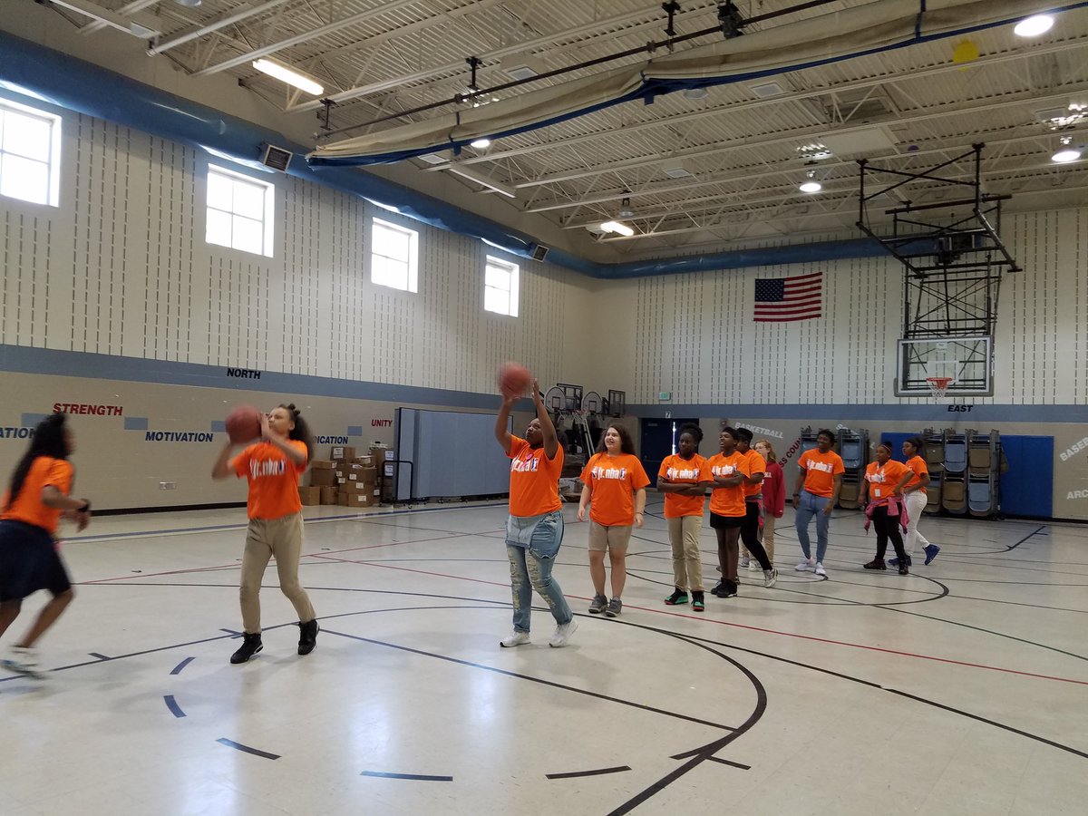 IndianaFever's tweet photo. This afternoon, @EWeezy_For3eezy stopped by @WashIrving14 to speak with the 5th/6th grade girls basketball team. EDub stayed for a game of knockout and signed autographs for the young ballers. #JrWNBAWeek #WatchUsWork https://t.co/SpaSRk3aAp
