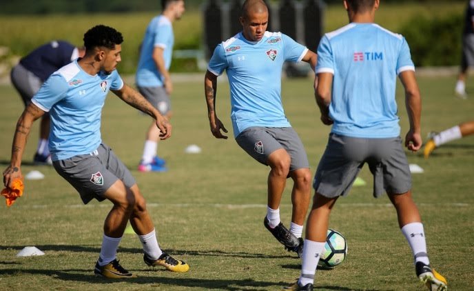 BmrFluminense's tweet photo. Agora Os Atletas Estão Trabalhando... Estão Treinando Em Campo Reserva E Outros Atletas Estão No Bobinho https://t.co/ljDGx1uSNS
