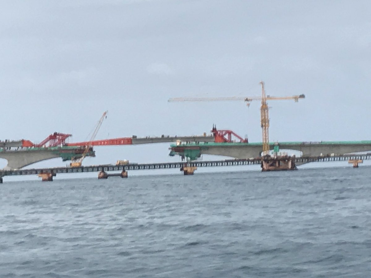 H_haleem_AH's tweet photo. The Steel Box Girders between the piers 21-22 of the Main Bridge are being pushed into place by the Guide Girders. Progress on 6th June 2018 #CBFB Bridging Male’ HulhuMale’ and @VelanaAirport @RaeesYameen2O18 https://t.co/NY3yAaJBQg