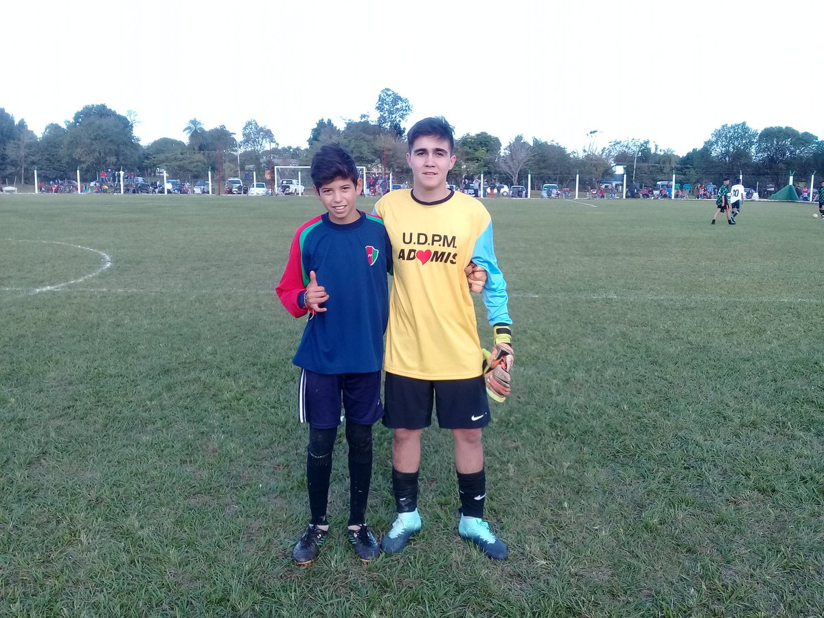 marcesc74's tweet photo. #FútbolJuvenil
Dos de los buenos arqueros que tuvo el campeonato en San Javier.
@BZanazzo y el popular #Bushe @SebaPereyra17
#Malvinas y #SanJavierCity https://t.co/9UlmqzEtek
