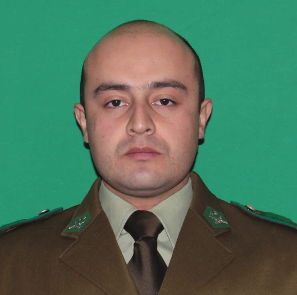 Carabineros de Chile lamenta el sensible fallecimiento del Cabo 1ro Óscar Eduardo Galindo Saravia, quien cumpliendo con su labor de servicio, fue abatido por delincuentes. Q.E.P.D.