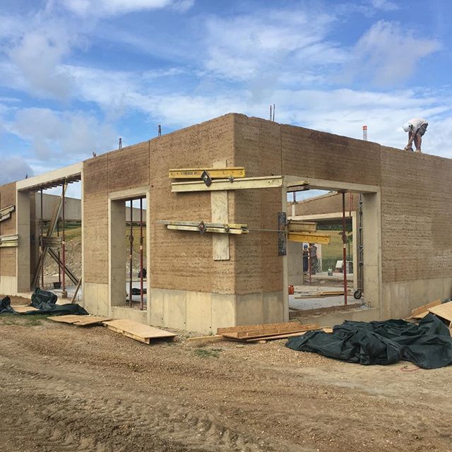 LabexAECC's tweet photo. Sun Shining - Tarps Off:
#MaisonPourTous #ENSAG #CulturesConstructives #CRAterre #LesGrandsAteliers #amaco #designbuild @timur.ersen @cemex_france #Chanut #NID https://t.co/HmbJQmiEue https://t.co/HRW2RkgOn6