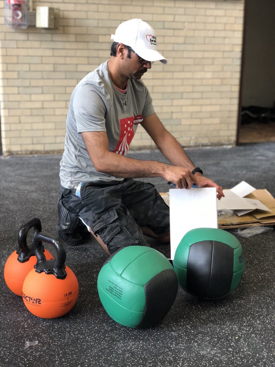 CalRipkenSrFdn's tweet photo. Our #Team8Tour volunteers are hard at work renovating @ACCAChicago’s fitness rooms and garden! Can’t wait to see the finished products.🙌

📷: @DoGoodLiveWell https://t.co/vtJ48yIbMg