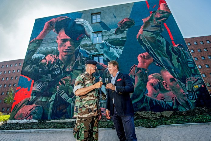 Hoe mooi is dit geworden...?! Dosis lef en doorzettingsvermogen van de commandant van de Van Ghentkazerne om dit project uit te voeren met kunstenaars. Maar wel ‘binnen de lijntjes kleuren dit keer’..;) Foto via AD en meer te lezen op ad.nl/rotterdam/befa…