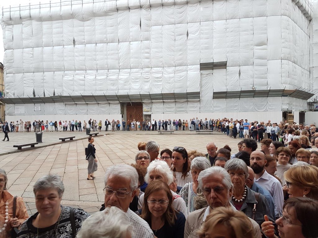 Rossano's tweet photo. Stiamo per cominciare le nuove #LezionidiStoria @editorilaterza dal titolo il potere degli antichi con Andrea Carandini che racconterà la figura di Agrippina, eravate in fila anche voi? https://t.co/a3pK5ejuHC