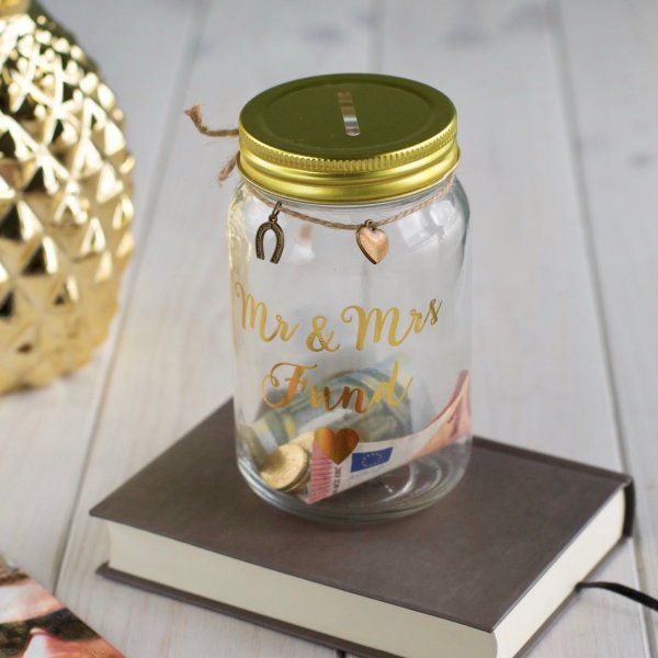 Ahorrar para el día de tu #boda con esta bonita #hucha será mucho más fácil.
Su original diseño con forma de tarro y sus bonitas letras en dorado hacen de ella una hucha muy especial con la que disfrutar ahorrando para el gran día.