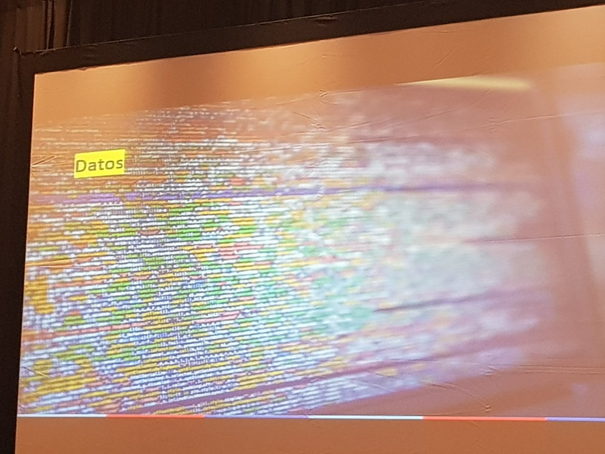 gabilooo's tweet photo. "Ante una cantidad infinita de datos, tendremos distintos resultados al analizarlos." #PAExperience18 https://t.co/D4mG8pOsns