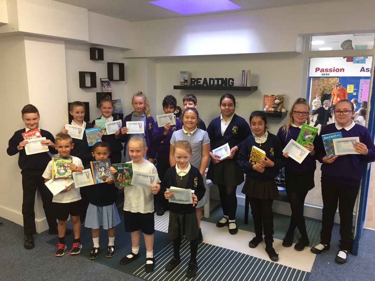 stgilesacad's tweet photo. A huge well done to last term’s Gold readers! We hope you enjoy reading your new books! #Stgilesreadingchallenge https://t.co/hQU7qbvpit