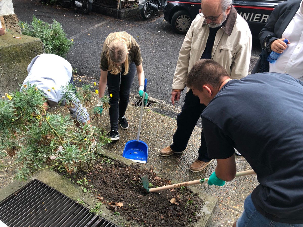 AmiuGenova's tweet photo. Ecco il primo risultato della #compostiera al #liceocassini con l'aiuto dell'esperto #FedericoValerio @ComunediGenova un anno scolastico che sta dando buoni frutti 🍎progetto "Cassini Zero Waste" e @AmiuGenova Un applauso a tutti quelli che lo hanno sostenuto! https://t.co/EnztqPEF9Y