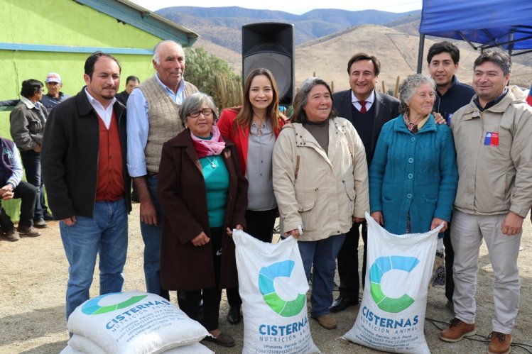 gorecoquimbo's tweet photo. Agricultura familiar campesina de Canela recibe apoyo en insumos para sus producciones https://t.co/BNQwgZoTgQ https://t.co/ncO14PEY3P