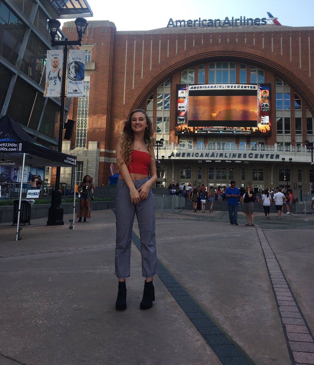 hexedfairies's tweet photo. harry styles live on tour dallas. https://t.co/TYjoktp80n