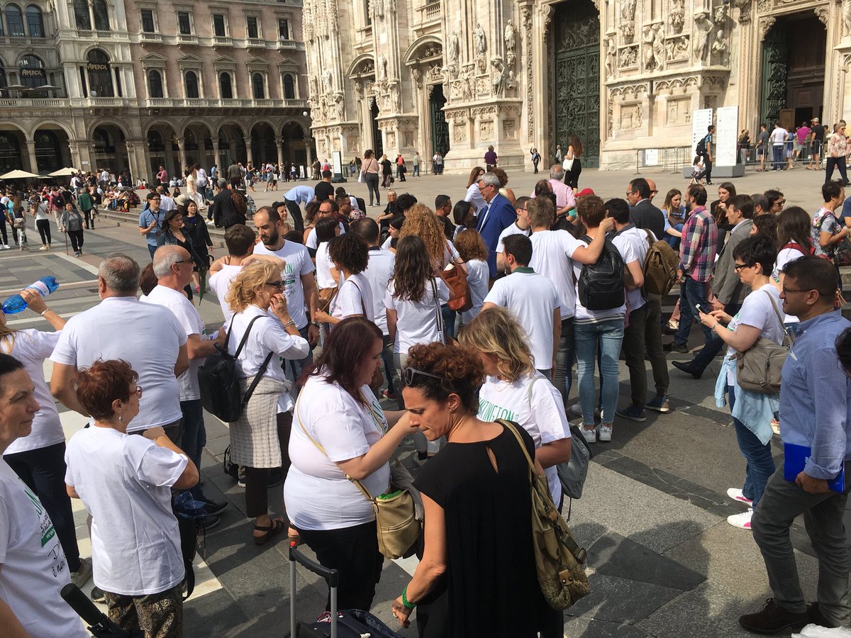 CLAMustacchi's tweet photo. Sempre piรน huntingtoniani in piazza Duomo #Milano
How many Huntington people in Duomo Square!
Flash Mob #huntingtondisease @HuntingtonOnlus #hdays https://t.co/skAF5coJ7c
