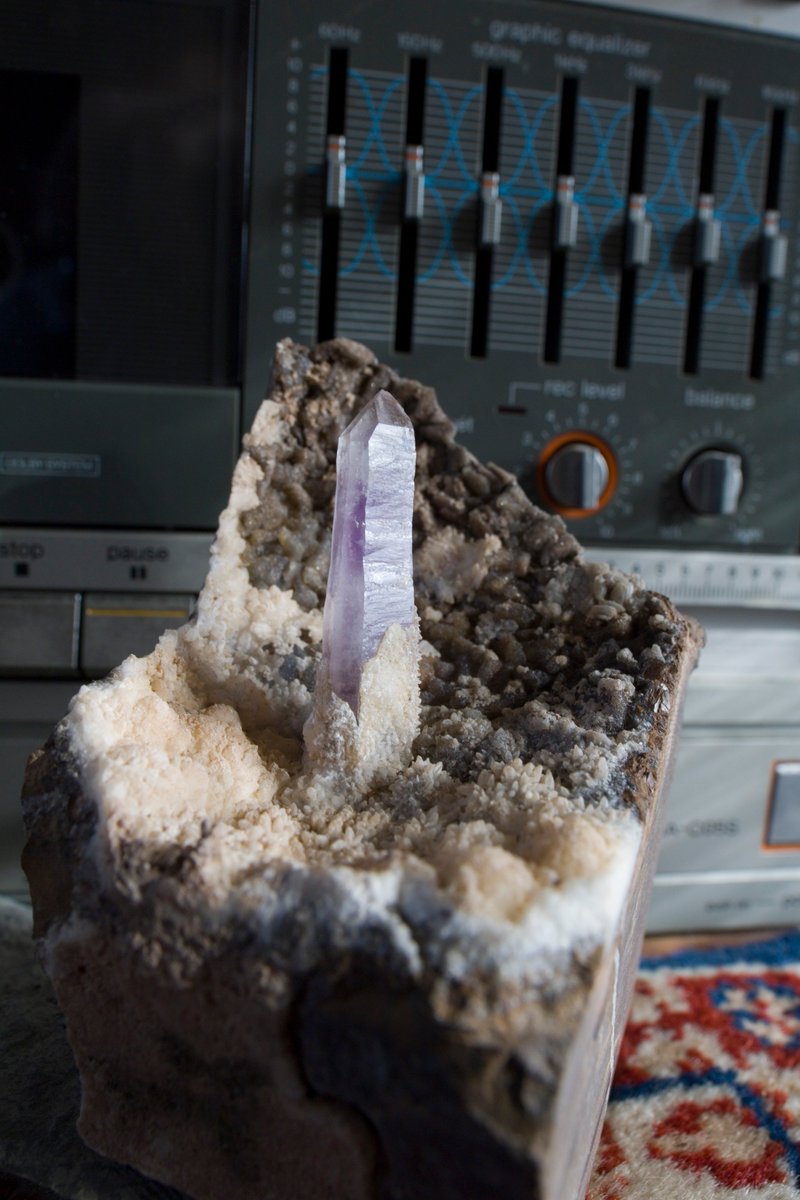 StudioMineralia's tweet image. Solitary amethyst on matrix from #Brandberg, #Namibia.  A nice cabinet piece in its natural habitat, adjacent to an 80s boom box.
Various expressions of mineral art at studiomineralia.com 
#minerals #amethyst #mineralspecimen #geology #geologypage #rocks #aesthetic #Africa