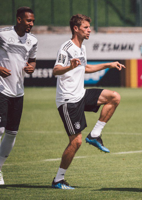 Please someone help him... 😂🤦🏽‍♂️ <a href="/esmuellert_/">Thomas Müller</a> #DieMannschaft <a href="/DFB_Team/">DFB-Team</a>