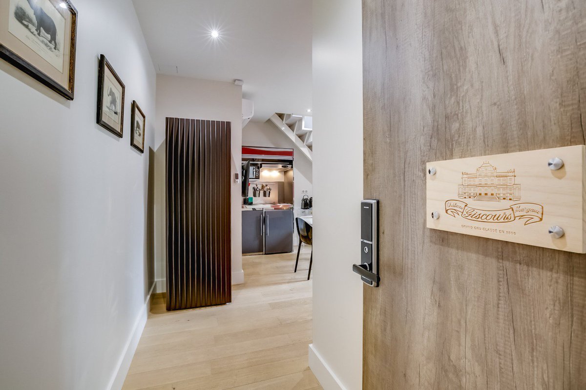 Explore Guesthouse Château Giscours 😍🔑 a lovely duplex room for four people featuring a large terrace and walk-in shower... --> goo.gl/3evMD6 #visitbordeaux #luxuryapartments #bordeaux #bordeauxcity
