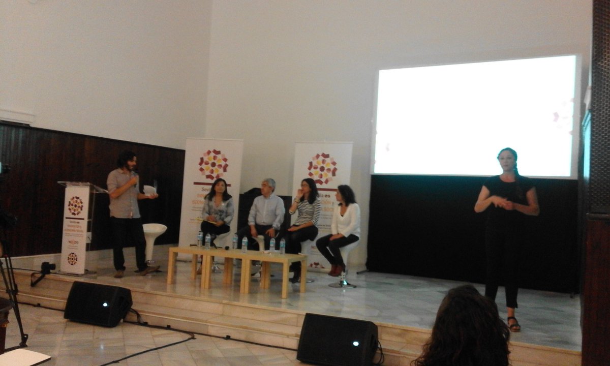 LaTransicionera's tweet photo. Comenzando la sesión de #MonedasComplementarias en @SevillaES2018 Abre la sesión @israelkp presentando a las ponentes y da la palabra a @juliogisbert #BancosDelTiempo https://t.co/RQU4QtNdrx