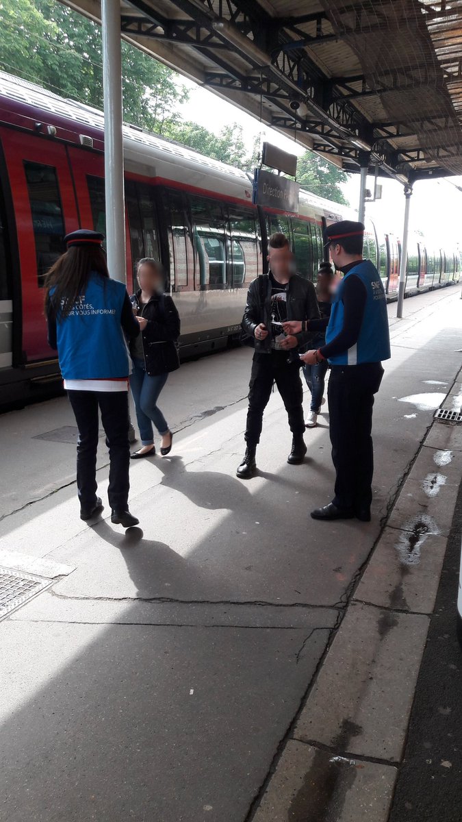 CSH_Team1's tweet photo. En gare d'herblay, Dalila et @EML_J_EST vous informe sur les modalités de souscription IMAGINE R en ligne: https://t.co/xr1pePAV6K @LIGNEJ_SNCF @CSH_Team1 https://t.co/tR7MWmdAfc